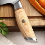 סכין להב מעוגל ידית עץ Pakka